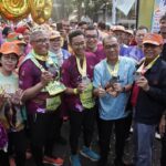 Alumni & Guru SD Ikut Donasi Dana Wondr ITB Ultra Marathon 2025 1759070906_b40d15851e411a049a2b.jpg